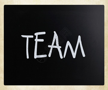 TEAM这个词用黑板上的白粉笔手写高清图片