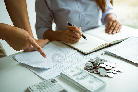 费用开支标准两对亚裔夫妇和男女共同分析存款账户和每日收入来源中的开支或资金同时分析储蓄经济概念背景