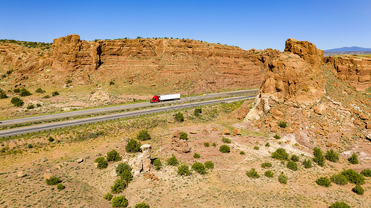 西南沙漠沿高速公路行驶图片