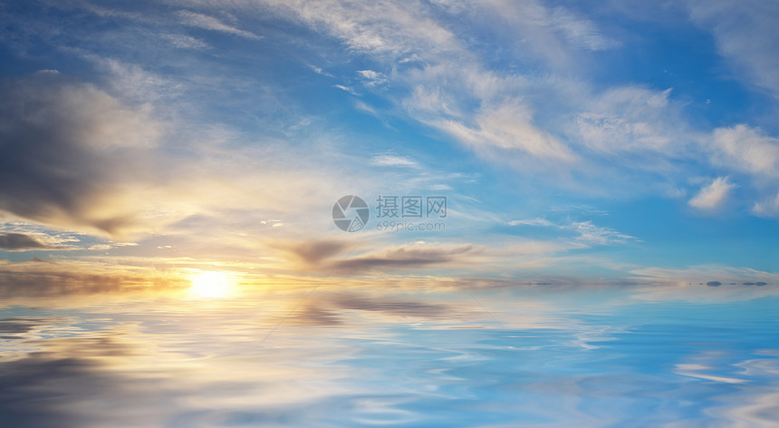 日落时的夏天空背景抽象的自然组成图片