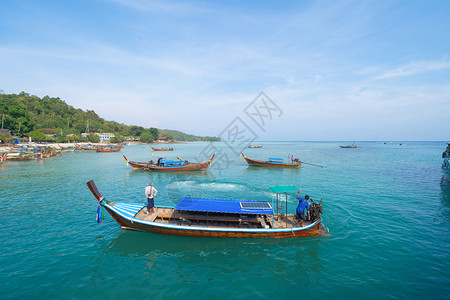 在PhiPhi玛雅海滩有蓝色绿宝石海水普吉岛夏季在Phuket岛游假旅行泰国安达曼海蓝色天空的旅游景点自然观背景