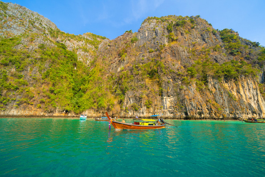 在PhiPhi玛雅海滩有蓝色绿宝石海水普吉岛夏季在Phuket岛游假旅行泰国安达曼海蓝色天空的旅游景点自然观图片