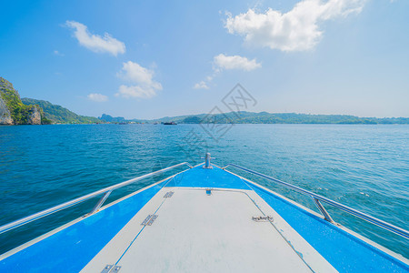 在PhiPhi玛雅海滩有蓝色绿宝石海水普吉岛夏季在Phuket岛游假旅行泰国安达曼海蓝色天空的旅游景点自然观背景图片