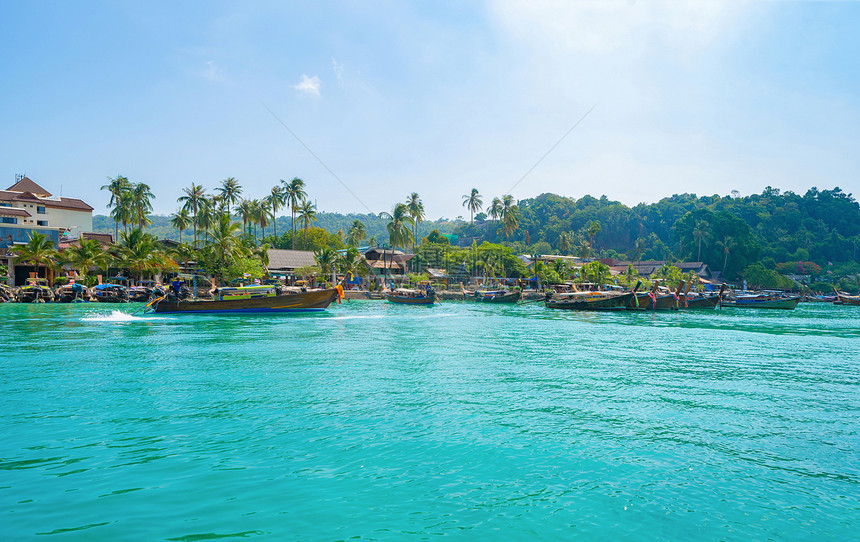 在PhiPhi玛雅海滩有蓝色绿宝石海水普吉岛夏季在Phuket岛游假旅行泰国安达曼海蓝色天空的旅游景点自然观图片