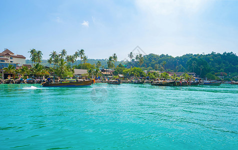 在PhiPhi玛雅海滩有蓝色绿宝石海水普吉岛夏季在Phuket岛游假旅行泰国安达曼海蓝色天空的旅游景点自然观背景