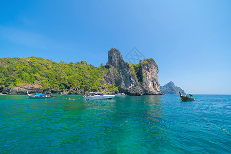 在PhiPhi玛雅海滩有蓝色绿宝石海水普吉岛夏季在Phuket岛游假旅行泰国安达曼海蓝色天空的旅游景点自然观背景图片