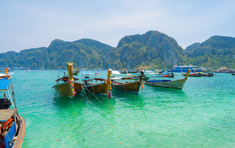 在PhiPhi玛雅海滩有蓝色绿宝石海水普吉岛夏季在Phuket岛游假旅行泰国安达曼海蓝色天空的旅游景点自然观背景