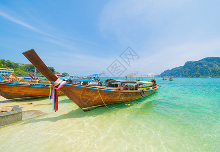 在PhiPhi玛雅海滩有蓝色绿宝石海水普吉岛夏季在Phuket岛游假旅行泰国安达曼海蓝色天空的旅游景点自然观背景图片