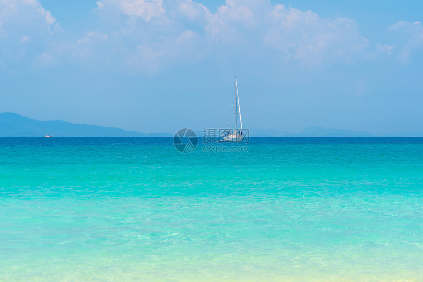 泰国安达曼海AndamanOcean旅游景点与蓝云天空图片