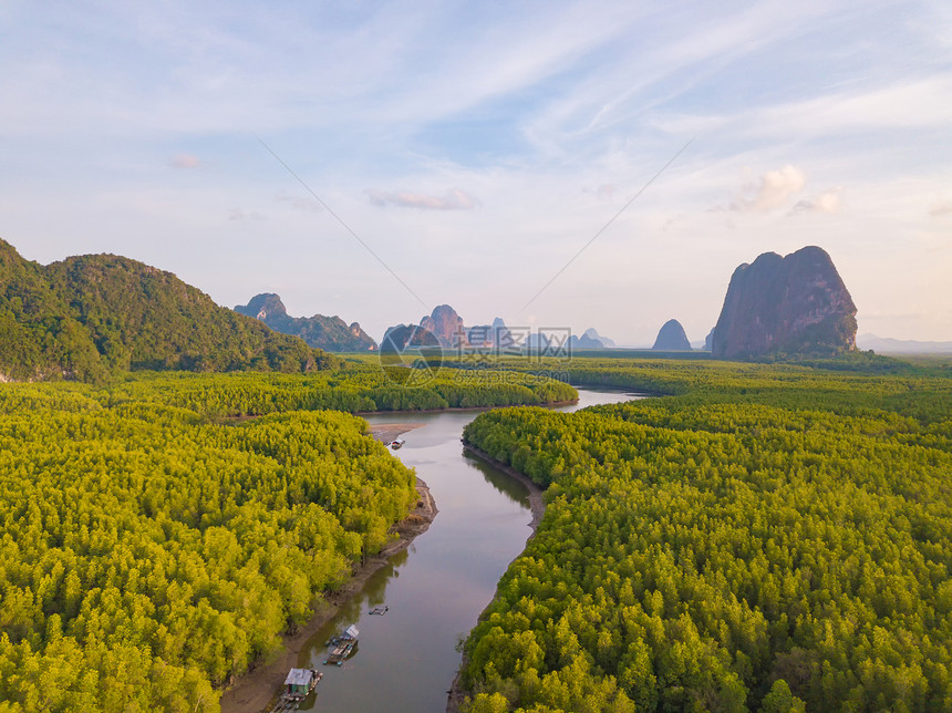 夏季泰国PhangNgaBay与Andaman海在黄昏时的SametNangshe和热带绿林树的空中最佳景象图片