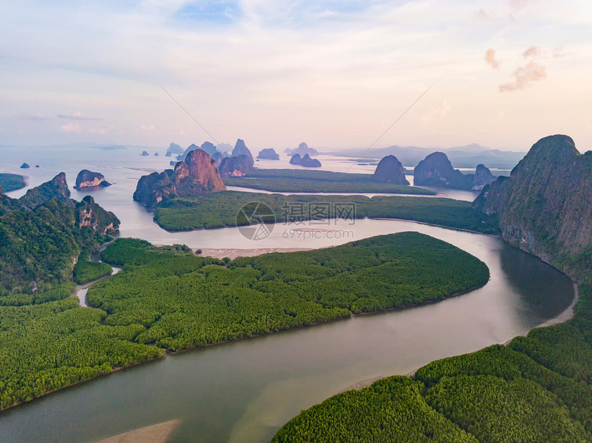 夏季泰国PhangNgaBay与Andaman海在黄昏时的SametNangshe和热带绿林树的空中最佳景象图片