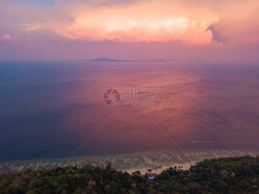 PhiPhi的空中景象玛雅海滩蓝绿的水山丘日落时的热带绿林树和夏季泰国普吉岛的Andaman海图片