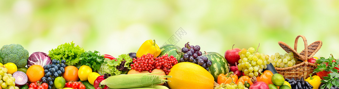 将成熟的水果和蔬菜在模糊的绿色背景下拼凑在一起免费文本空间图片