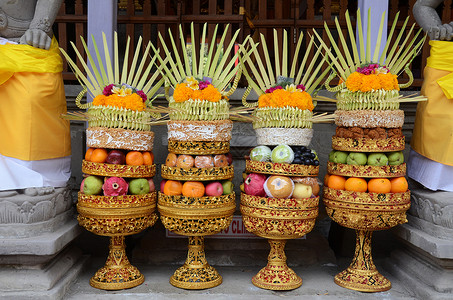 向印度尼西亚巴厘TirtaEmpul寺的神灵献祭高清图片