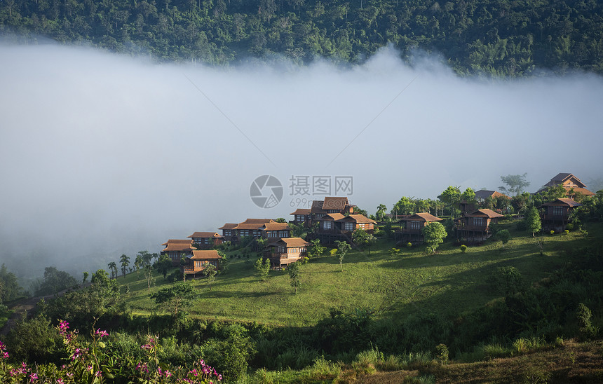 Hailand村Thailand有雾的地貌山上有雾的森林山上有树木和房屋冬季早自然见山上雾的房屋图片