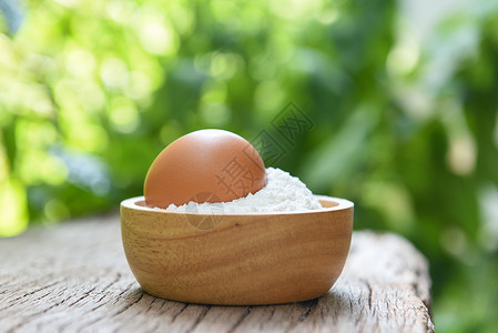 教案素材加工木碗面粉绿色背景餐桌上自制面粉鸡蛋烹饪素材背景