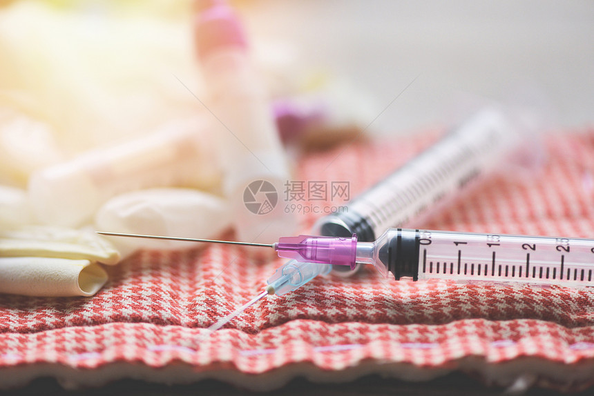 为护士或医生药瓶和白底注射针头提供的药品瓶装设备医疗工具图片