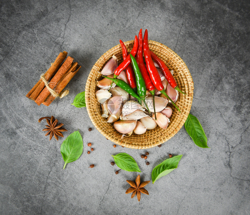 香草和料成分泰国亚洲食品辣味汤配有肉桂星香辣椒种子蔬菜在篮中用于红和绿辣椒大蒜图片