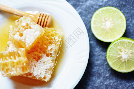关闭白板上天然健康食品的黄甜蜜蜂窝切片图片