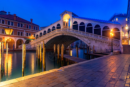 晚托班著名的RialtoBridge或PontediRialto在意大利威尼斯运河上空晚蓝色时段意大利威尼斯背景