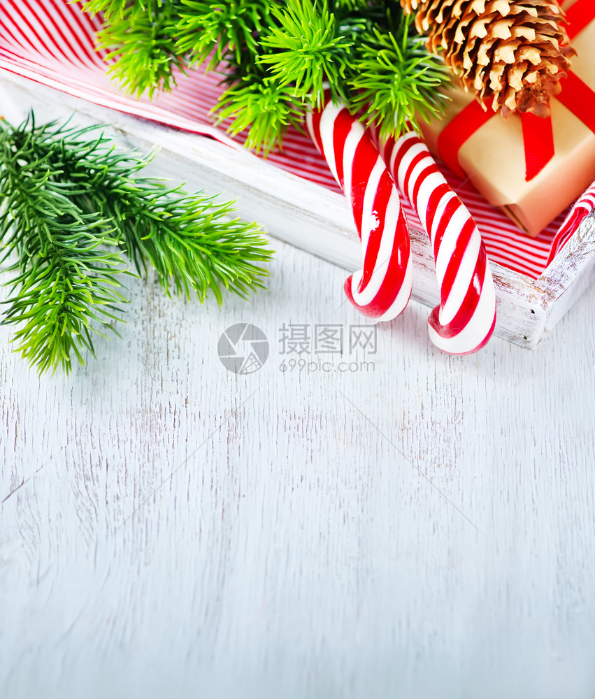 白盒和桌子上的圣诞装饰图片
