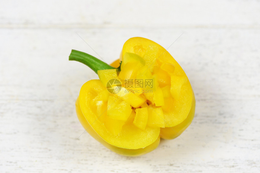 白木背景的贝尔胡椒烹饪食品的黄铃辣椒片图片