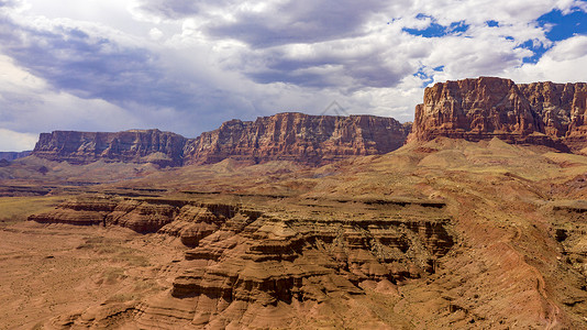 朱砂峡谷在亚利桑那北部MarbleCanyon附近的沙漠上背景