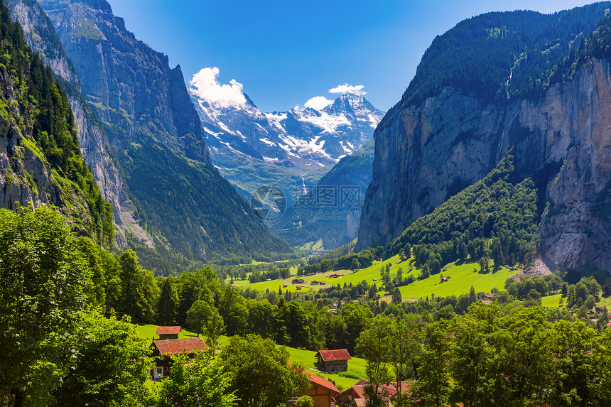 Lauterbrunnen山谷瀑布和Lauterbrunnen墙瑞士阿尔卑斯山EigerMonch和Jungfrau山背景情况L图片