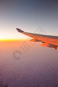 日落时飞机飞行的窗口视图图片