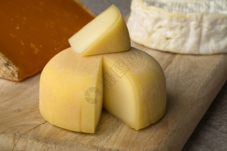 传统法国奶酪的多样如卡门特切板上的米莫莱特和勒穆伊洛丁图片