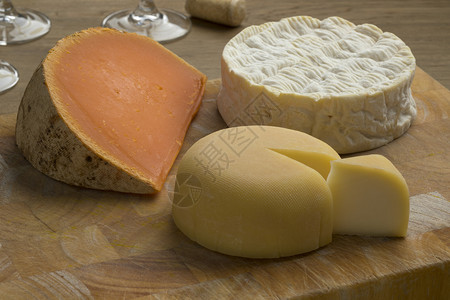 传统法国奶酪的多样如切割板上的卡门特米莫莱和勒穆伊洛丁等图片