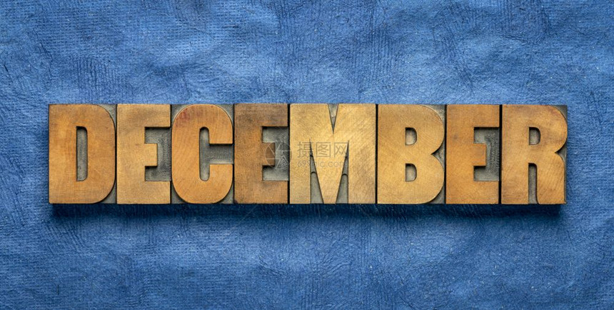 12月的横幅以旧式纸质印刷木材类型的词对比深蓝色手工纸质日历概念图片