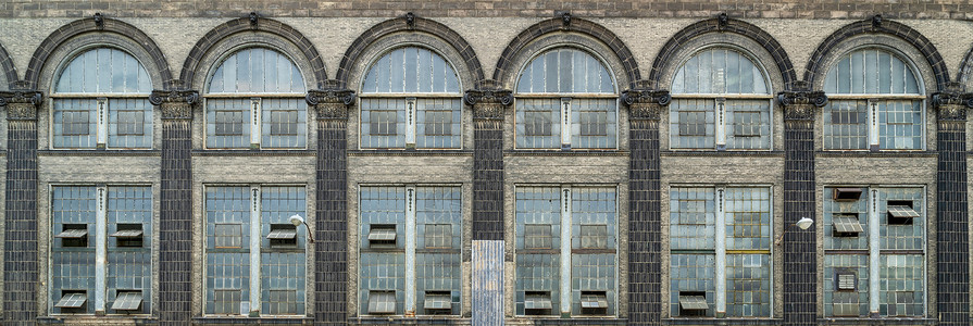 旧发电厂的工业背景装有砂石饰的窗户和砖墙全景背景图片