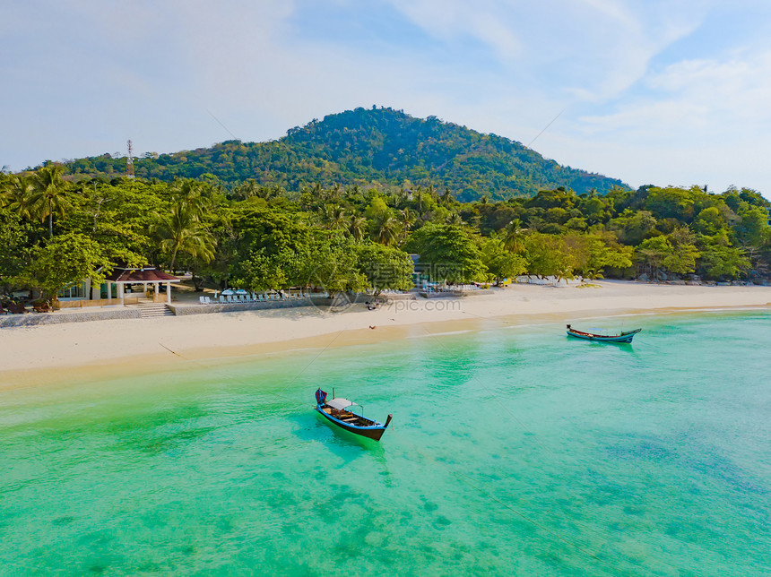 夏季在泰国普吉岛游览时以蓝绿的海水山丘热带绿林树和安达曼海对巴东滩的空中景象图片