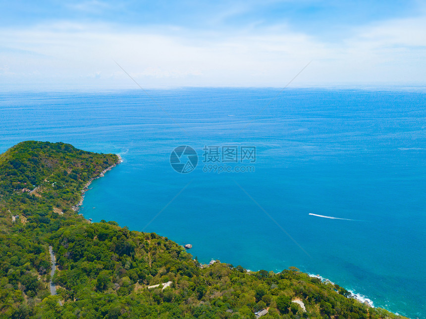 夏季在泰国普吉岛游览时以蓝绿的海水山丘热带绿林树和安达曼海对巴东滩的空中景象图片