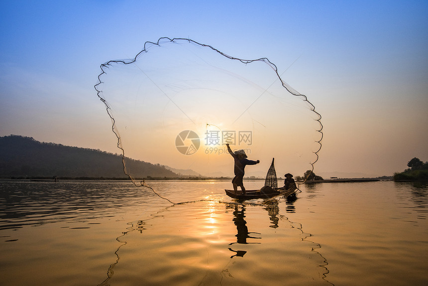 亚洲渔网使用在湄公河Silhouette渔船上用木抛出净日落或的亚洲渔网有山底背景的渔民生活在农村图片