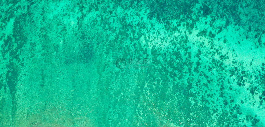 泰国普吉岛夏季的安达曼海清蓝绿宝石水的空中景象海洋物质形态中的水壁纸背景图片