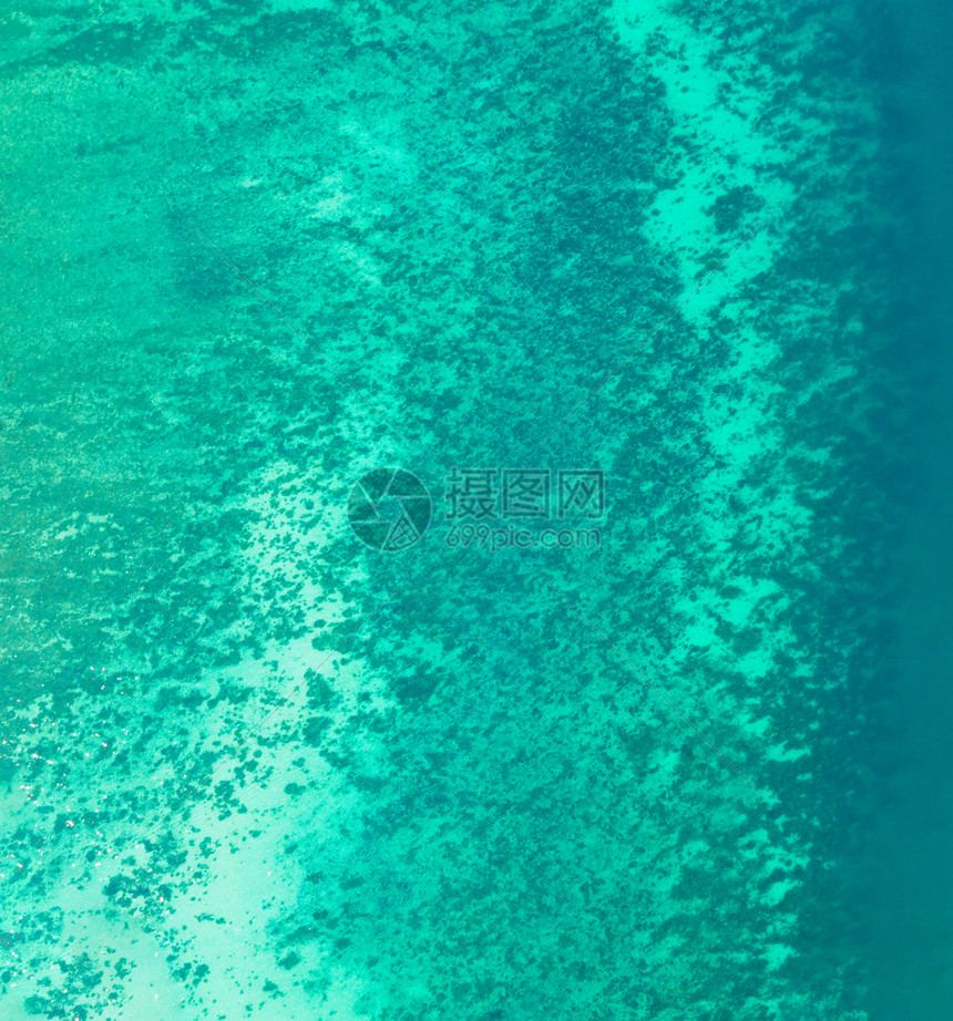 泰国普吉岛夏季的安达曼海清蓝绿宝石水的空中景象海洋物质形态中的水壁纸背景图片
