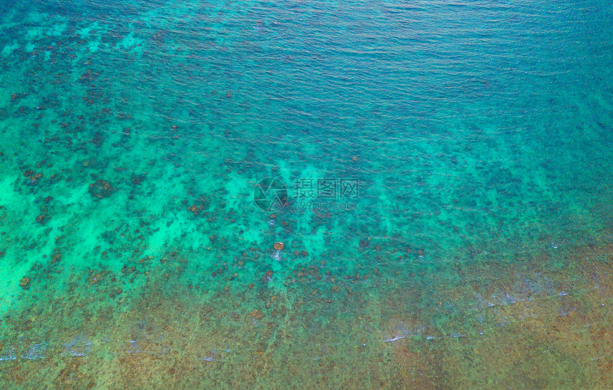 泰国普吉岛夏季的安达曼海清蓝绿宝石水的空中景象海洋物质形态中的水壁纸背景图片