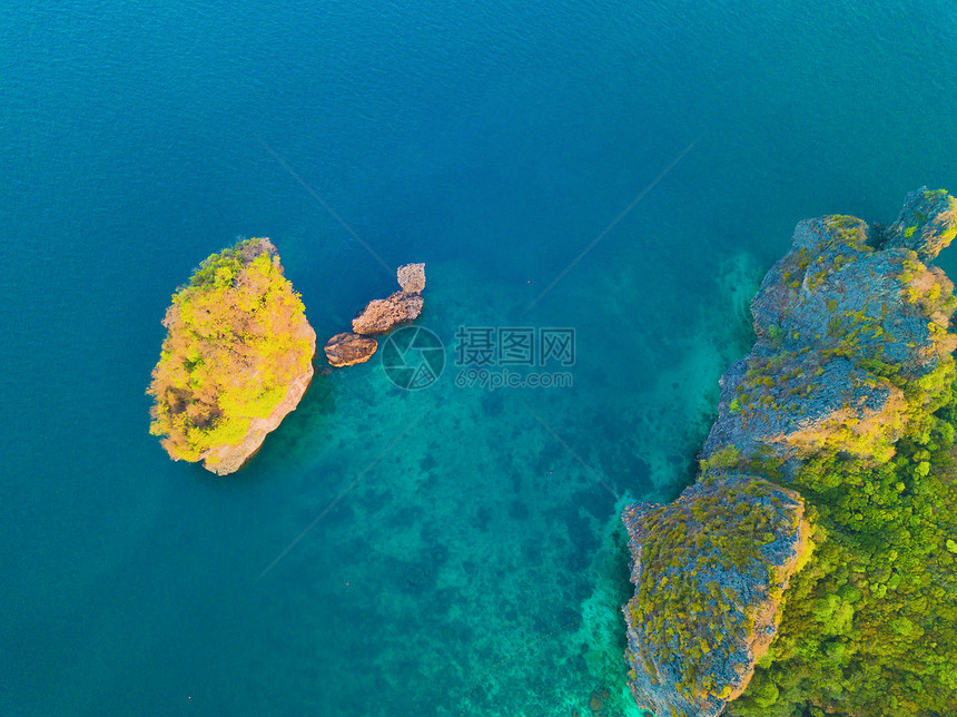 PhiPhi的空中景象玛雅海滩蓝绿的水山丘日落时的热带绿林树和夏季泰国普吉岛的Andaman海图片