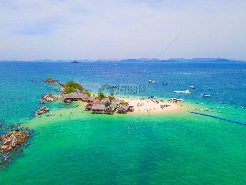 一个小岛KohKhai海滩的空中景象那里有人群游客蓝色绿的海水和安达曼夏季在泰国普吉岛旅行自然景观图片