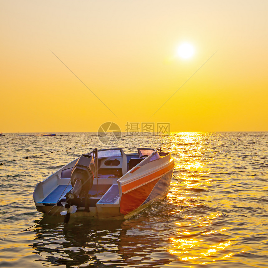 日落时海和船只海景图片
