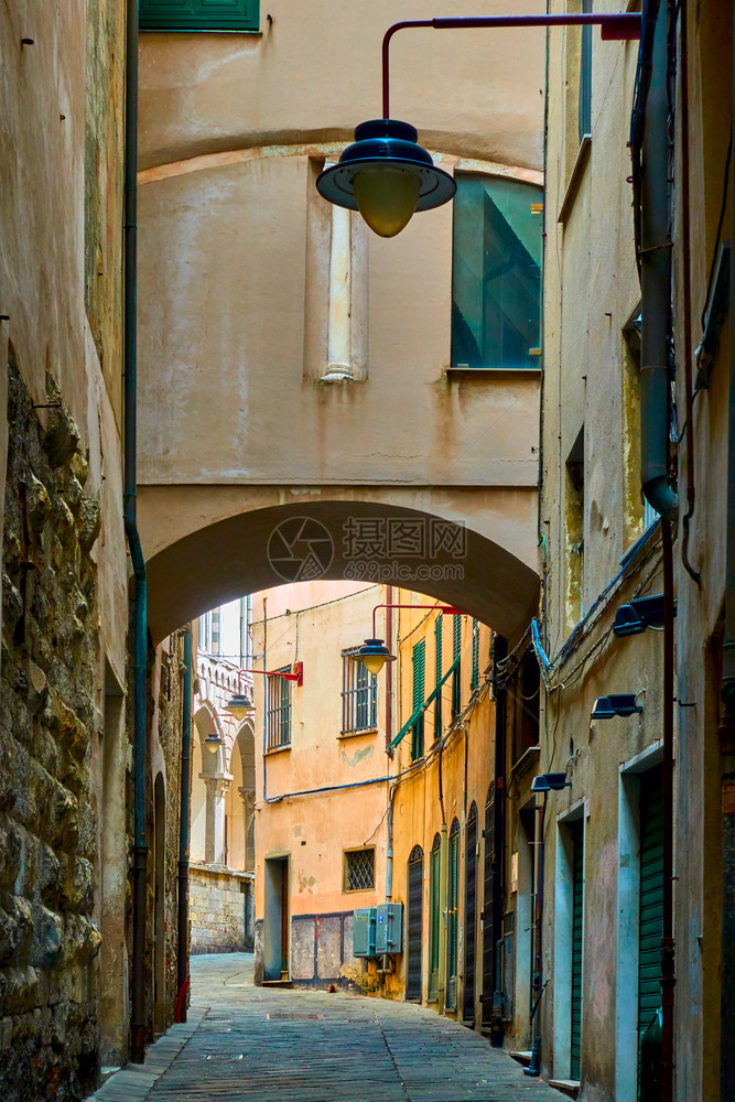 意大利热那亚旧港附近的狭窄街道图片
