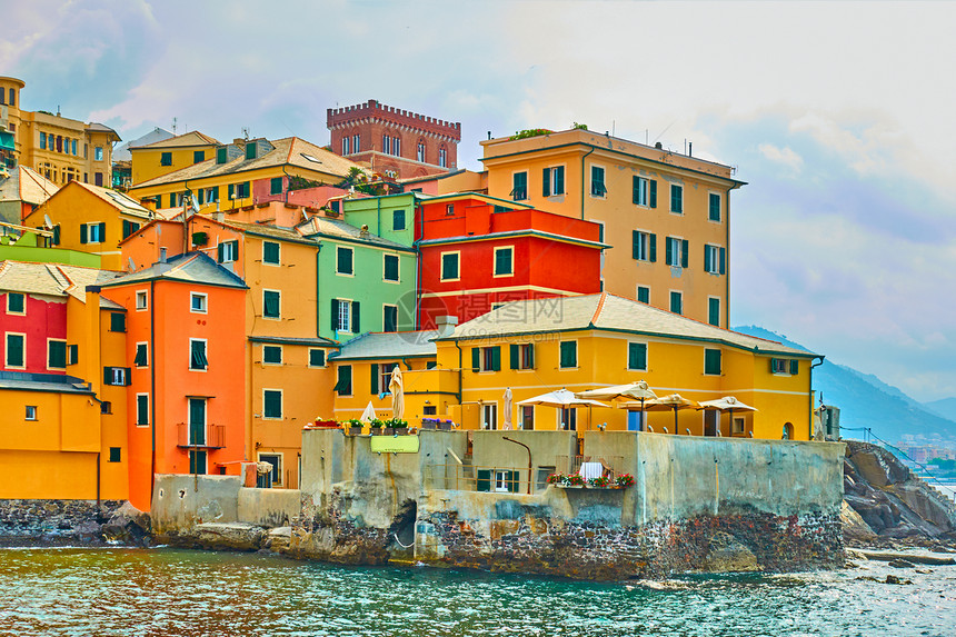 意大利古里安海岸热那亚Boccadasse区海边的多彩房屋图片