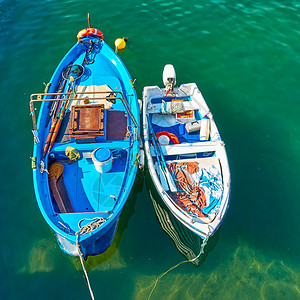 野生渔船和小型机动内装有海上捕鱼备图片