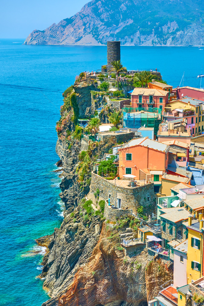 意大利古里亚CinqueTerre公园海边岩石上的Vernazza小城镇图片