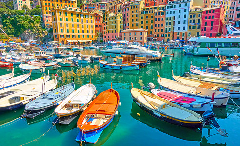 意大利热那亚阳光明媚的夏日在卡莫格利港的多彩建筑物和渔船背景