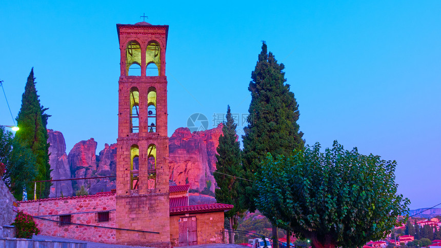 希腊特萨利省卡拉巴镇Thessaly黄昏的圣母玛利亚寺的钟楼风景图片