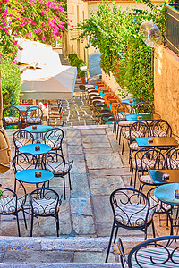 希腊雅典Plaka区楼梯上的街头咖啡厅图片
