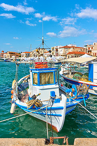 希腊萨罗尼群岛Aegina港旧渔船高清图片